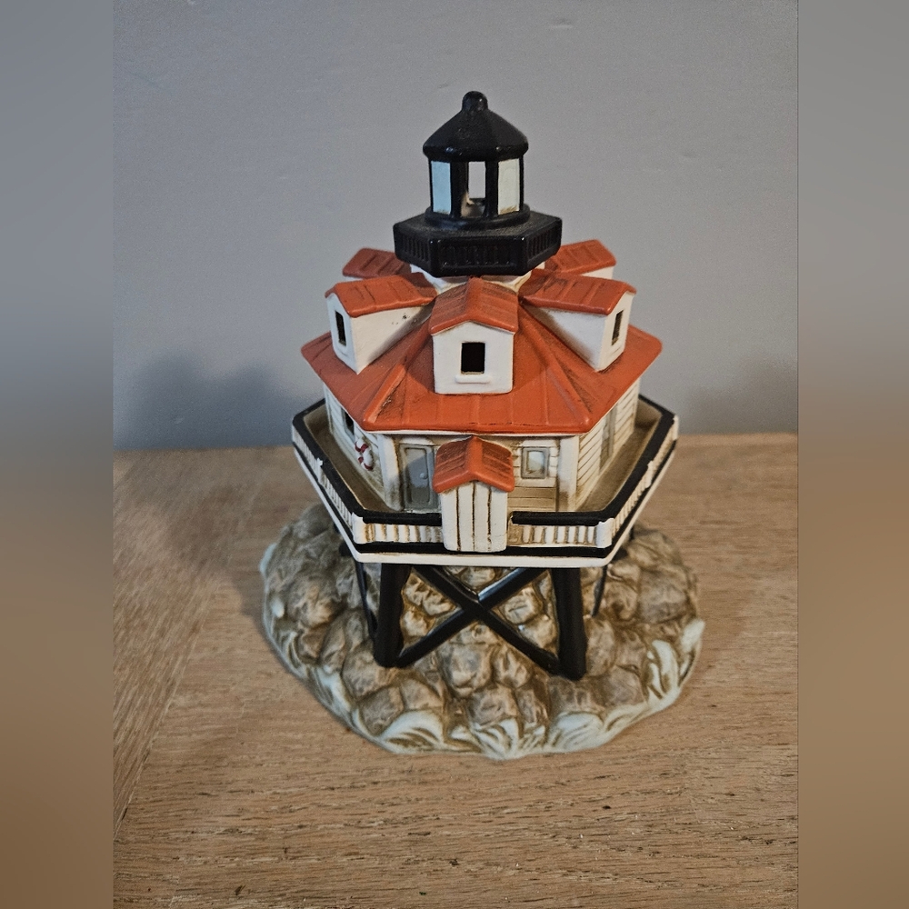 Lighthouse Figurine - Picture 1 of 7